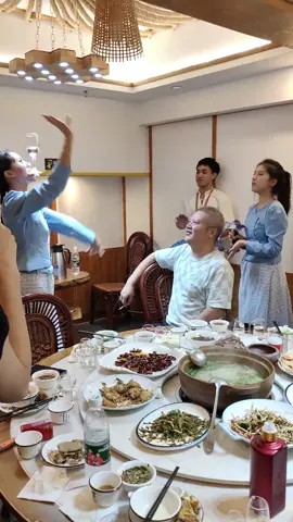 Quán ở đây phục vụ tốt quá #giaitrifun #funnyvideo #giaitri #xuhuong #viral 