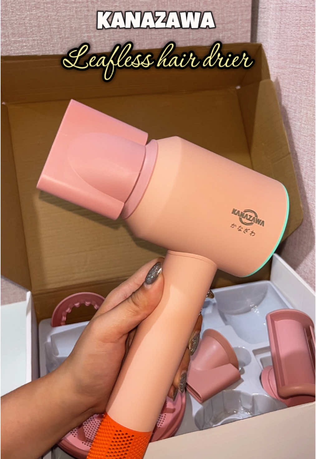 Ang lakas pala neto! Mabilis lang maka tuyo ng hair, madami ka na din pagpipiliang nozle, na aadjust din ang lakas ng hangin pati ang temperature. #hairdryer #kanazawahairdryer #leaflesshairdryer 