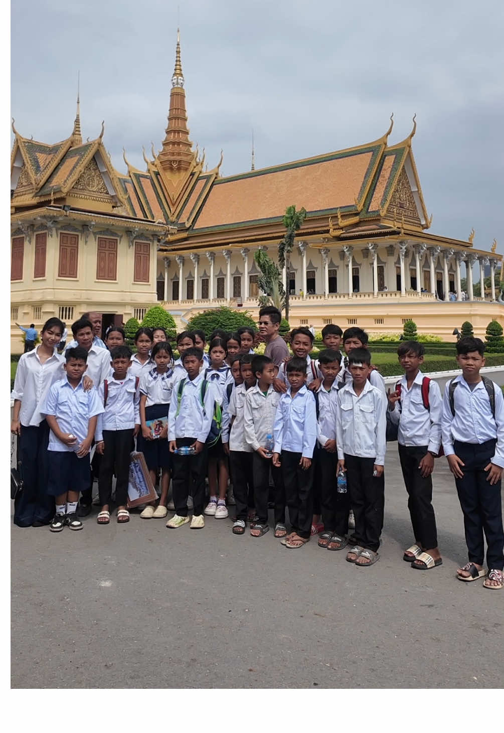 ជូនអូនៗមកពីស្រុកម៉ាក់ប៉ារបស់ខ្ញុំដើរលេងនៅភ្នំពេញម្ដង🙏🤎#trending #fyp #cambodia 