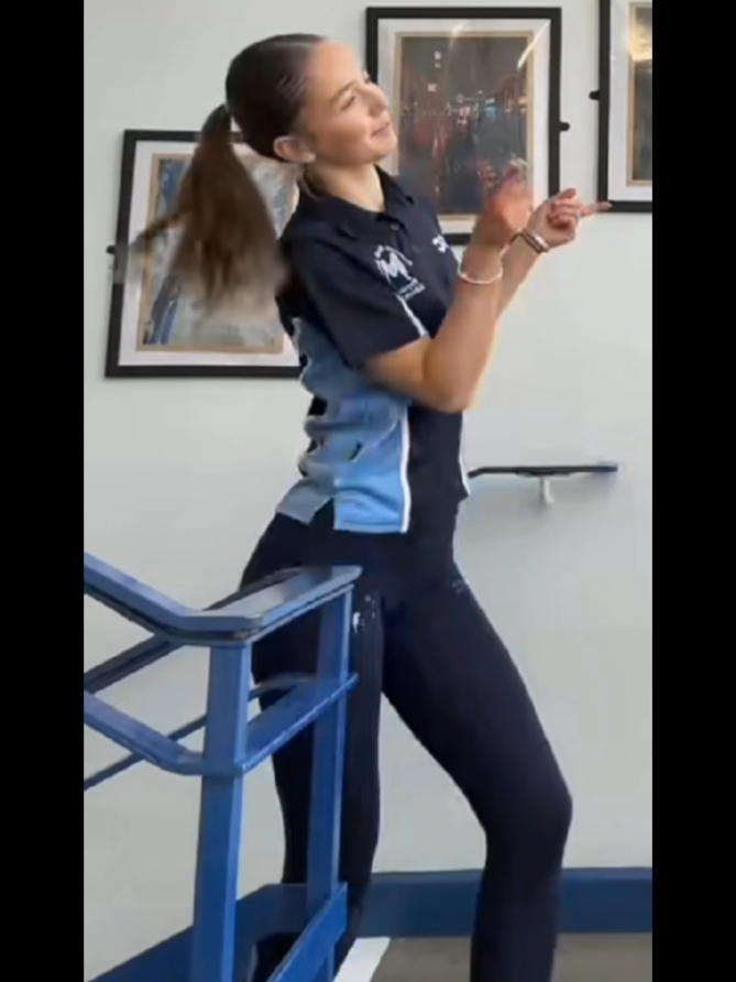 Esta hermosa señorita no es Sylver pero es tan hermosa como ella dime qué opinas #lipsync #fingerdance  #outfit #randomshoot #russiangirl🇷🇺 #fashiontiktok #TikTokShop  #vamostiktokshop #fypシ゚ 