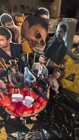 because is it really a bday if you don't have your daddy on your cake?? 🫡🤫 #21stbirthday #theo #theojames #cake #smashcake #dad #daddy #thegentleman 