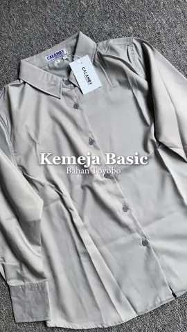 Nemu kemeja formal yang cuttingannya slimfit jadi keliatan lenihvramping kalau pas dipake💌🤍 @calamby.id gapernah gagal emang produknya!!💯🤍  #fyp #kemeja #kemejapolos #kemejaformal #kemejaslimfit #kemejawanita #kemejabasic #calamby