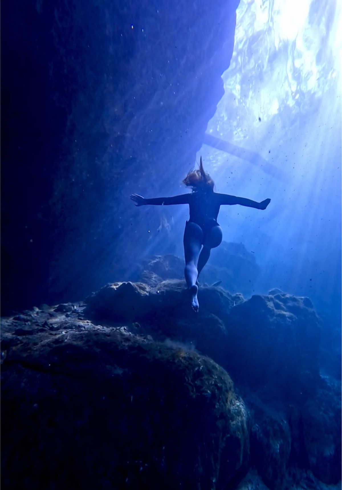 🕳️☀️ 📷: @natalie underwater #underwater #freediver #freediving #sinkhole #athlete