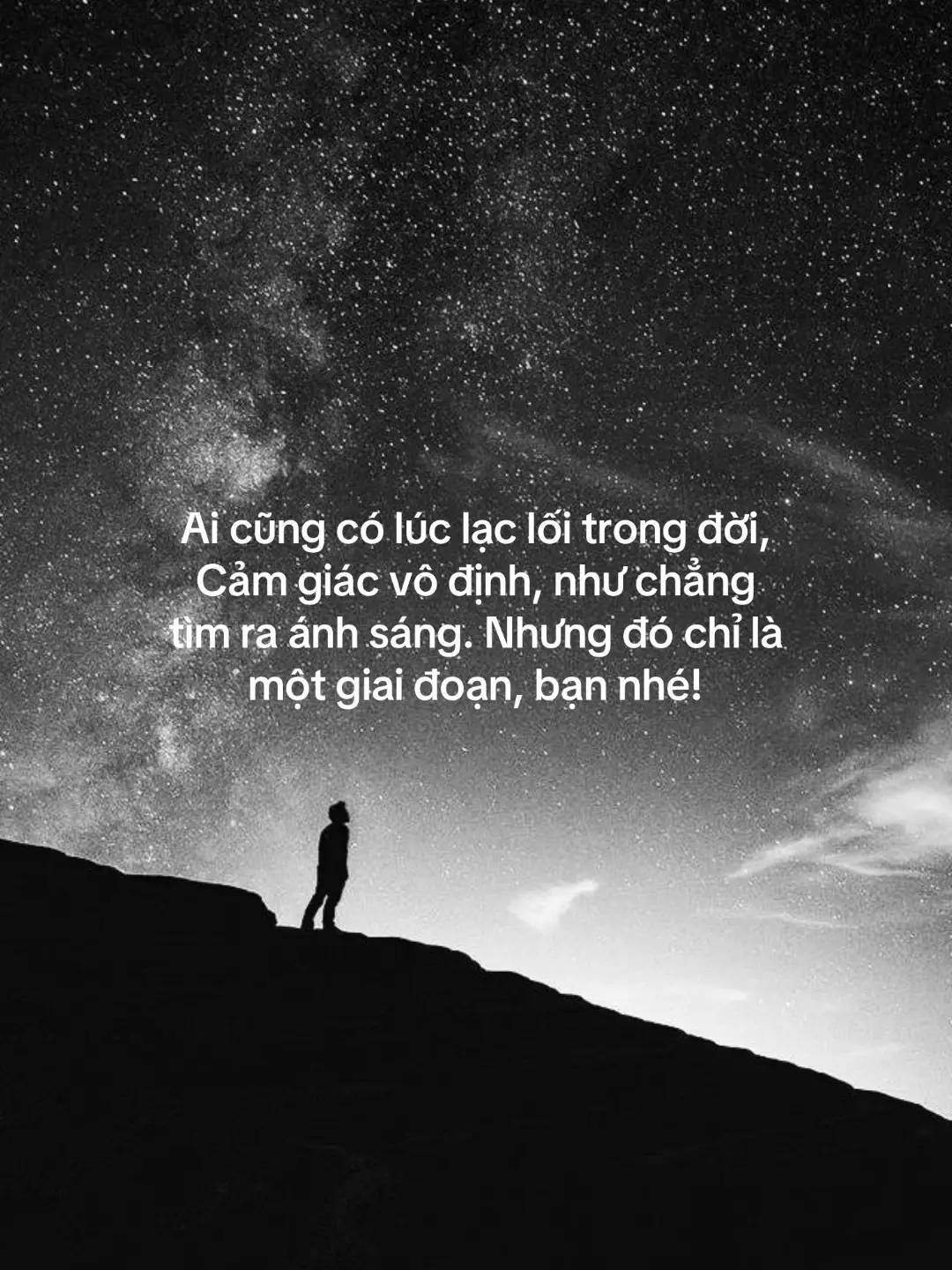 Có một giai đoạn trong cuộc đời mà ai cũng phải trải qua, đó là khi chúng ta lạc lối trong chính tâm hồn mình, cảm thấy vô định, bất lực, như đứng giữa ngã rẽ mà chẳng tìm thấy hướng đi. Không bạn bè kề cận, không người yêu sẻ chia, chỉ còn ta với khoảng trống cô đơn vây lấy.  Giai đoạn ấy, như một cơn bão, có thể thoáng qua với vài tuần, vài tháng đối với người mạnh mẽ, nhưng cũng có thể kéo dài hàng năm, thậm chí cả đời với những ai để mình chìm sâu trong bóng tối.  Bạn ơi, nếu như tất cả chúng ta rồi cũng sẽ tan biến trong dòng chảy thời gian, thì nỗi buồn, xin hãy coi nó là thứ xa xỉ, đừng để nó giam cầm tâm hồn. Hãy rèn luyện tư duy, dấn thân hành động ngay từ những điều nhỏ nhất, bởi cuộc sống không bao giờ chờ đợi.  Thành công, đôi khi chỉ cần một chút liều lĩnh, một chút điên rồ, và cả một chút may mắn để ta vượt qua chính mình. Chẳng có gì gọi là ổn định mãi mãi, bởi cuộc đời là những đợt sóng, lúc êm đềm, lúc dữ dội. Đôi khi, chỉ một cuốn sách bất chợt mở ra ánh sáng trong tâm trí, hay một chiếc vòng tay giản dị trên cổ tay, như lời nhắc nhở rằng ta vẫn đang sống, vẫn có quyền mơ ước và thay đổi.  Hãy nắm lấy khoảnh khắc ấy, bạn nhé, để thức tỉnh, để đứng dậy, và viết tiếp câu chuyện của riêng mình với tất cả niềm tin và dũng khí. “Khó khăn chỉ là một giai đoạn thoáng qua trong đời, như cơn gió lạnh trước bình minh rực rỡ. Vượt qua nó, bạn sẽ tìm thấy sức mạnh và ánh sáng dẫn lối tương lai.” #tuduynguoc #phattrienbanthan #vuotquakhokhan #mindsetmotivation #growmindset #vuotlenchinhminh #sachhay 