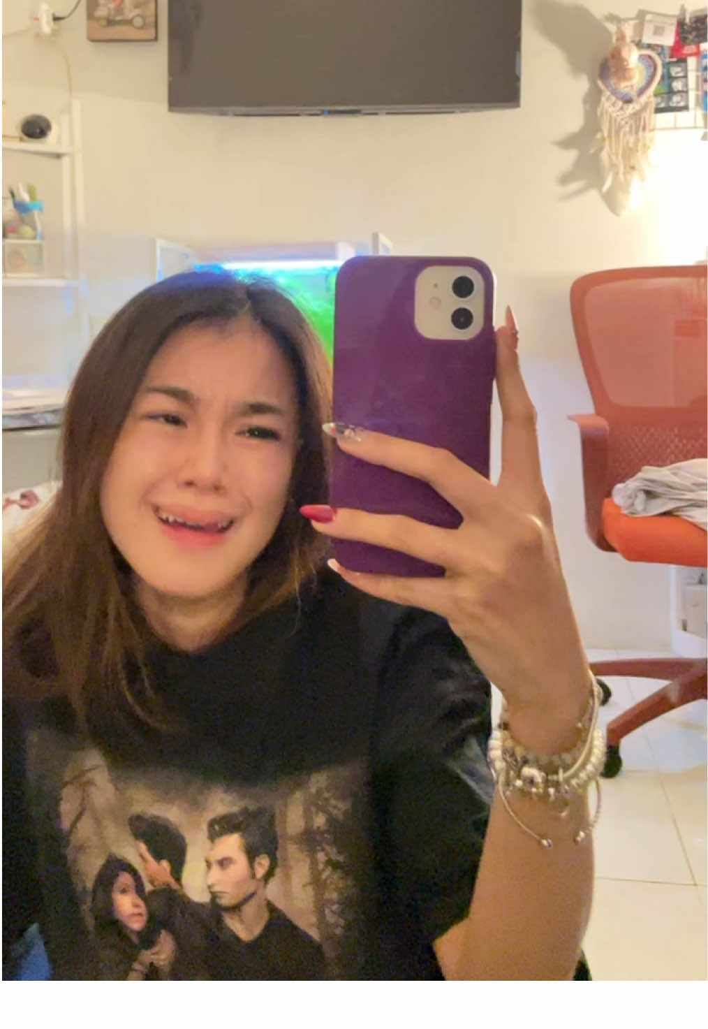 Vlog (gadiedit) temanya fix menjadi kim home alone karena si sulung pergi ke luar negri, gw spill aja disini inisial negaranya J, safe flight n see u. ily🤢❤️