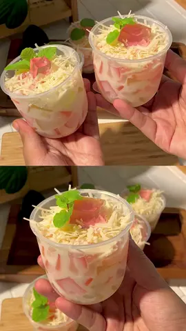 SALAD JELLY✨ cocok buat ide jualan ataupun cemilan dirumah. Di makan dingin dingin waktu keluar kulkas enak banget!  Bahan  • 3 bks Jelly rasa melon, strawberry dan jeruk  • 2 bks mayonise  • susu kental manis sesuai selera  • keju parut  #resepsimple #reseptiktok #resepmudah #idejualan #idejualankuliner #saladjelly #jellyfruit #viral #fypシ゚ #foryoupagе 