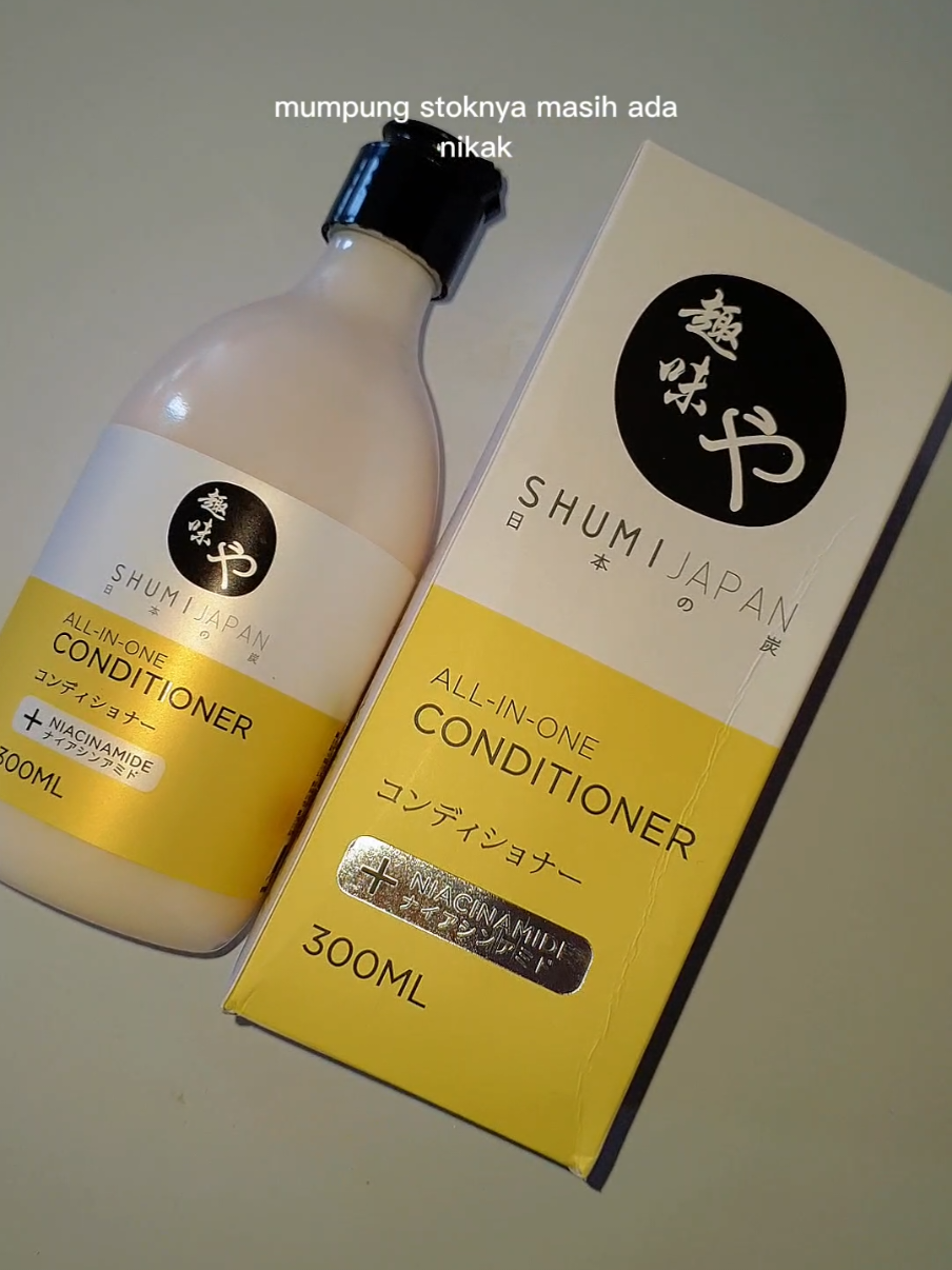 SHUMIJapan All-in-One Conditioner Perawatan Kondisioner Haircare Rambut Rusak Kering Kasar Deskripsi SHUMIJapan All-in-One Conditioner  Netto: 300ml  BPOM NA18241000727  Fungsi Utama:  Memperbaiki kerusakan & melembabkan rambut Melembutkan & menghaluskan rambut rusak Mengurai rambut kusut agar mudah disisir Melindungi rambut dari kerusakan akibat panas  Cara Pemakaian  Usapkan SHUMIJapan All-in-One Conditioner secara merata pada rambut dalam keadaan basah setelah menggunakan SHUMIJapan Shampoo dan Hair Mask.  Usapkan dari batang hingga ujung rambut, biarkan selama 2-3 menit. Kemudian bilas rambut sampai bersih.   #SHUMIJapanConditioner  #RambutRusak  #PerawatanRambut  #KondisionerTikTok  #HaircareRoutine
