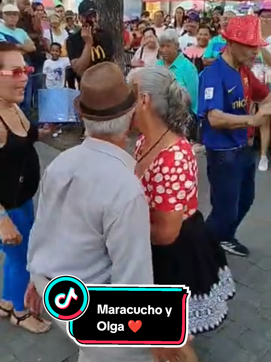 #plazaelvenezolano #paratiiiiiiiiiiiiiiiiiiiiiiiiiiiiiii #bailandoconbuenasvibras #bailandoconlosabuelos #maracucho #olga #maracuchoyolga 