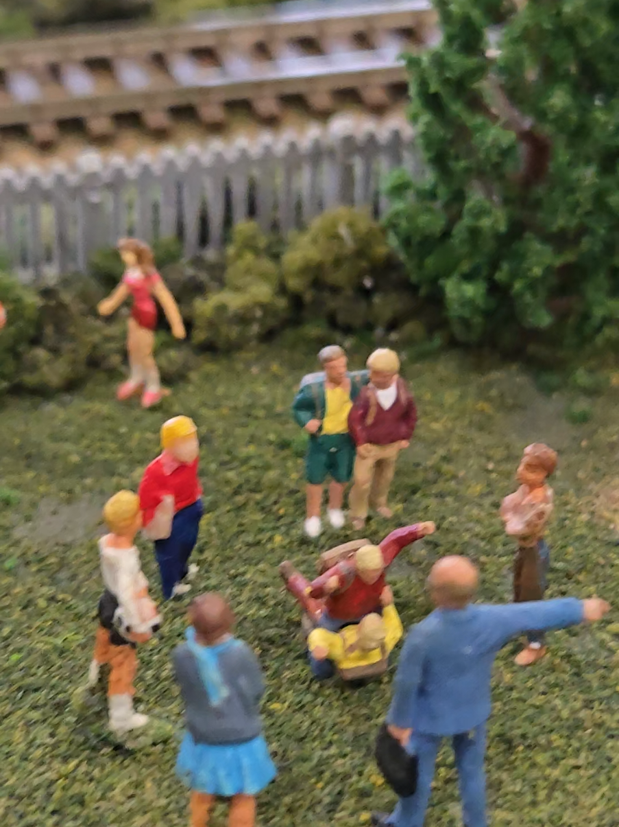 School yard fight!  The principal doesn't look happy!   good thing schools out for summer!! #schoolsout #HOScale #Modelrailroading #modelismo 