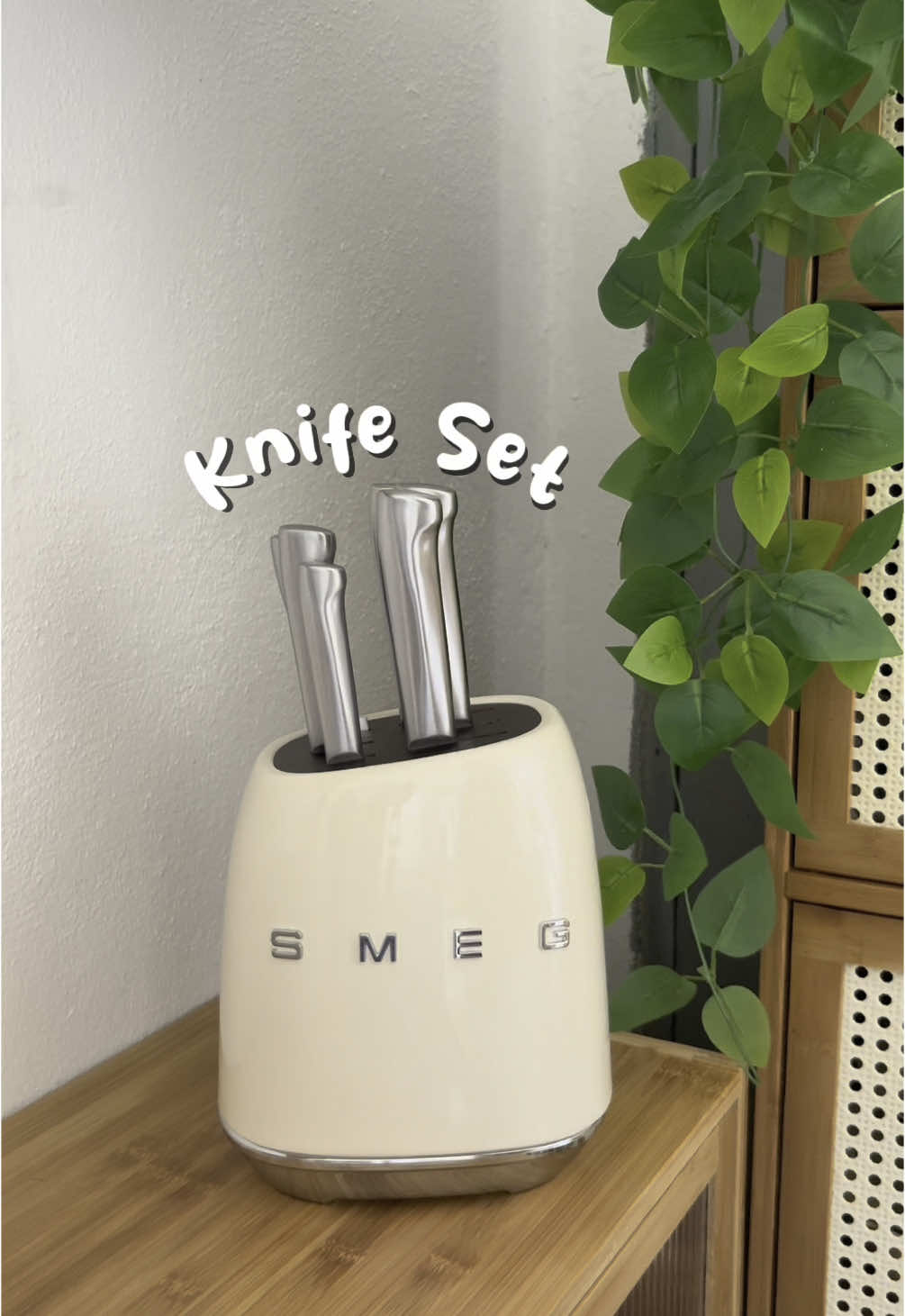 Dah lama duk dlm bakul set pisau ni, finally dapat jugak ye 😭😭 Tak sangka tgk dedepan ni lagi lawa ye, nk nangiss tgknya. Nak kita full review tak? 😝 #smeg #pisausmeg #smegknife #kitchen #kitchenware #pisauaesthetic #setpisau 