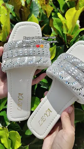 Kumikinang yan sa ganda mga sissyy ko. Very yayamanin perfect sa mga OOTD natin.🤩🌸 #sandals #womensandals #sandalsforwomen #women #flatsandals #flat #slippers #slippersforwomen #ladies #recommendations #recommendations #flat#sandalsforwomen  #sandals #affordable #fyp #trending #trendingsandals 