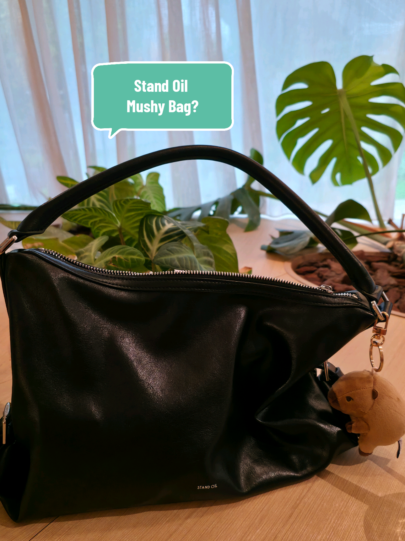 Replying to @anotterirl it's more soft than hard. Only the handle and zipper is hard.  #standoil #koreashopping #SeoulTravel #seoulitinerary #seongsu #standoilbag #mushybag 