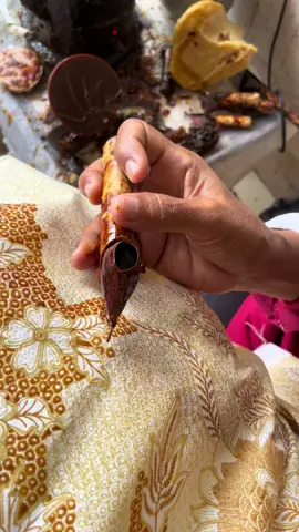 Work in progress Proses batik Latar/background sisik #batikindonesia #batiktulis #weekend #weekendtrip #workingathome #artwork #artworker #painting #traditionalpainting #budayajawa #fyp #foryou #foryoupage #foryou #budayaindonesia #traditionalartist #yogyakarta #surakarta #jogja #solo #minggupagi #officelife 