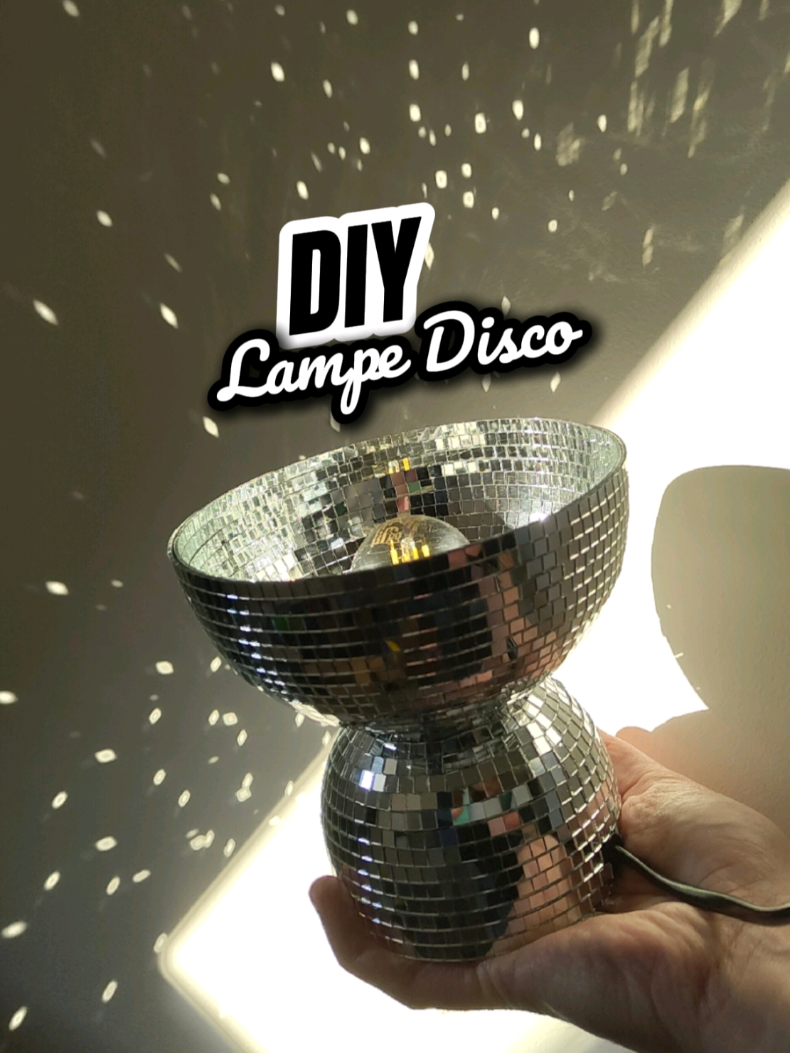 Un DIY éblouissant ! ✨ ⤵️ LAMPE DISCO Ça fait un petit moment que l'on voit passer des créations inspiration Disco et on avait tellement envie de créer notre propre version! Pour cela, rien de tels que cette lampe iconique ACKJA de chez @IKEA France  au style vintage et de quelques bandes adhésives de mosaïque miroir. Un projet d'objet déco simple à réaliser et à moindre coût pour un résultat design et élégant 🪩 #DIY #diyproject #diyprojects #discoball #interiordesign
