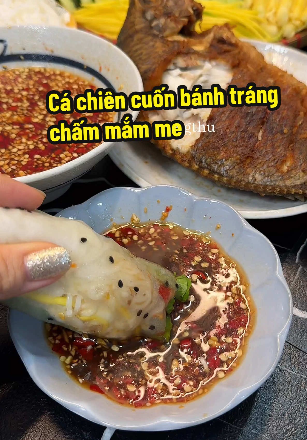 Cá chiên cuốn bánh tráng chấm mắm me  #ancungtiktok  #comnhacungthu  #xh  #trending  #nauan 