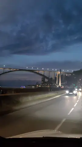 Anoitecer em um dos pontos mais lindos do Porto. #drive #vira #porto #portu #portugal🇵🇹 #lisboa #v 