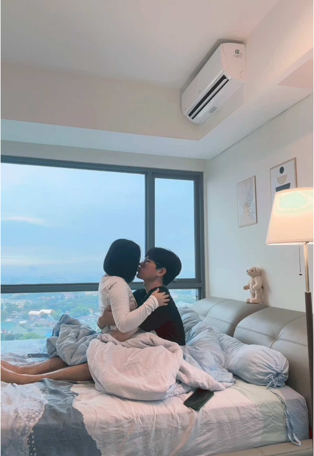 POV:hidup real seperti di drama dan suami asli orang korea🤗pentingnya memikih pasangan yang tetap jadi biarpun sudah lama menikah sifat romantis nya gak hilang,,dan seperti ini setiap hari ya bukan karena baru menikah,,,jangan menikah sama laki” yang mau romantis waktu masa honeymoon atau masa awal pernikahan😉 Cuaca lagi hujan tambah suasana romantic nya hehehe #couplekoreanindonesian🇰🇷🇮🇩 #couple #indonesiakorea🇮🇩🇰🇷 #desandji #romantic 