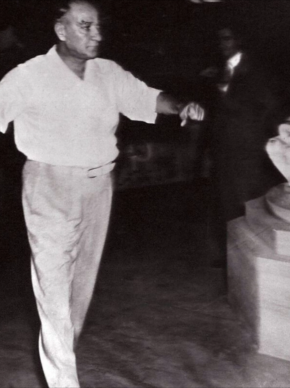 Gazi Mustafa Kemal Atatürk'ün  Beylerbeyi'nde Balkan Festivali'nde Efelerle ve Türk Halkıyla sohbet edip, oyun oynarken görüntüleri 🐺🇹🇷#Atatürk #BaşbuğAtatürk #Türk #Turkic #Türkçü #Türk #Atatürk #mustafakemalatatürk #mustafakemalinaskerleriyiz #Turkic #Turan #Kemalizm #Kemalist 