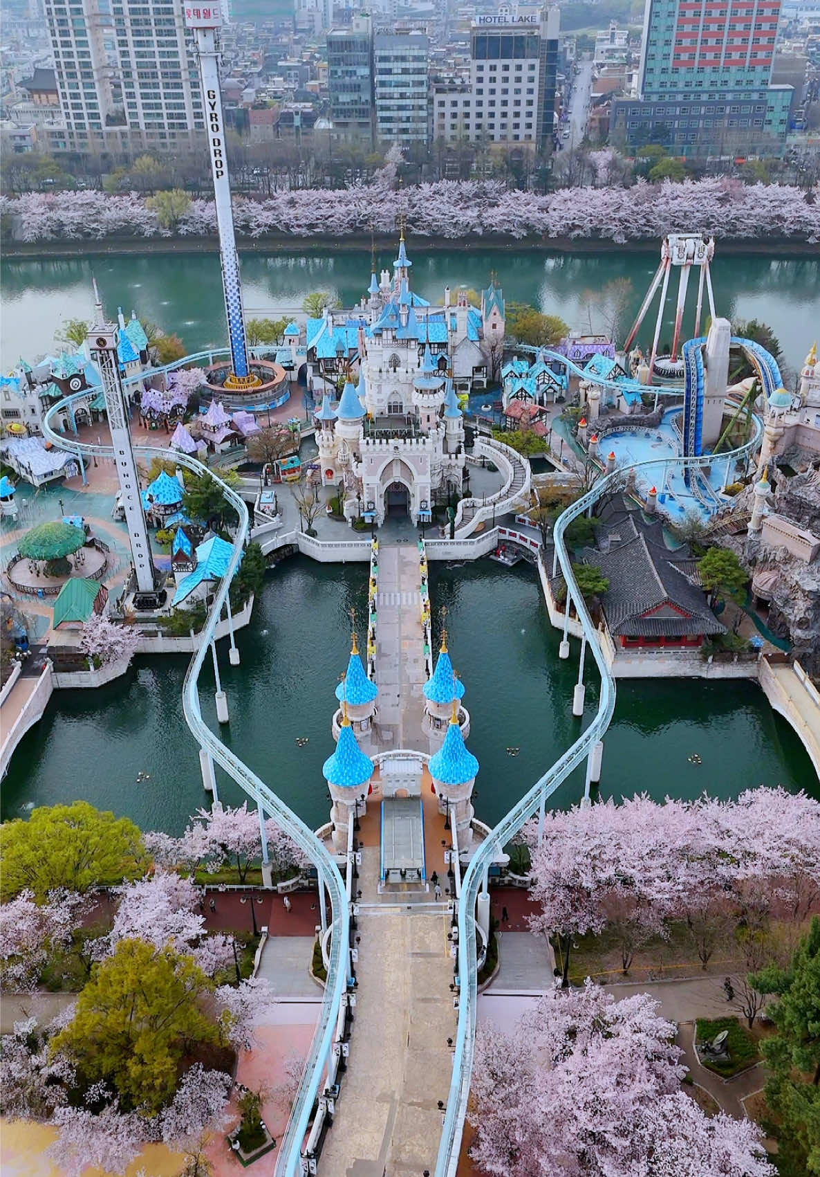 🌸 🌷 LOTTE WORLD MAGIC ISLAND 🌷 🌸 Bagai kerajaan negeri dongeng yang di visualisasikan secara nyata  Yang di persembahkan secara luar biasa  Dengan musim semi bunga sakura Menambahkan dimensi yang berbeda 😍🫶 Merupakan destinasi selanjutnya yang wajib di kunjungi ketika berada di Seoul, Yang dikenal sebagai salah satu taman hiburan terbesar di dunia.  Selain itu, taman hiburan ini terletak di Seoul yang menjadikannya mudah diakses dengan transportasi umum.  Jadi, kapan kita pergi bareng kesini? 😁🫶 🌸🌸🌸 • 특별비행승인을 받았습니다. (Persetujuan penerbangan khusus telah diterima) #lotteworld #롯데월드 #봄 #벚꽃 #cherylblossom #fyp #벚꽃축제 #fypage #xyzabc #kaburajadulu #koreatravel #southkorea 