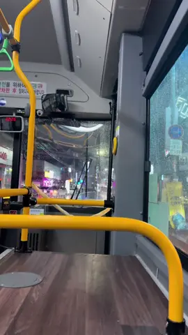 Akhirnya bisa merasakan pulang malam dari seoul pas hujan sambil naik bus malam  ᶻ 𝗓 𐰁  #fyp #korea 