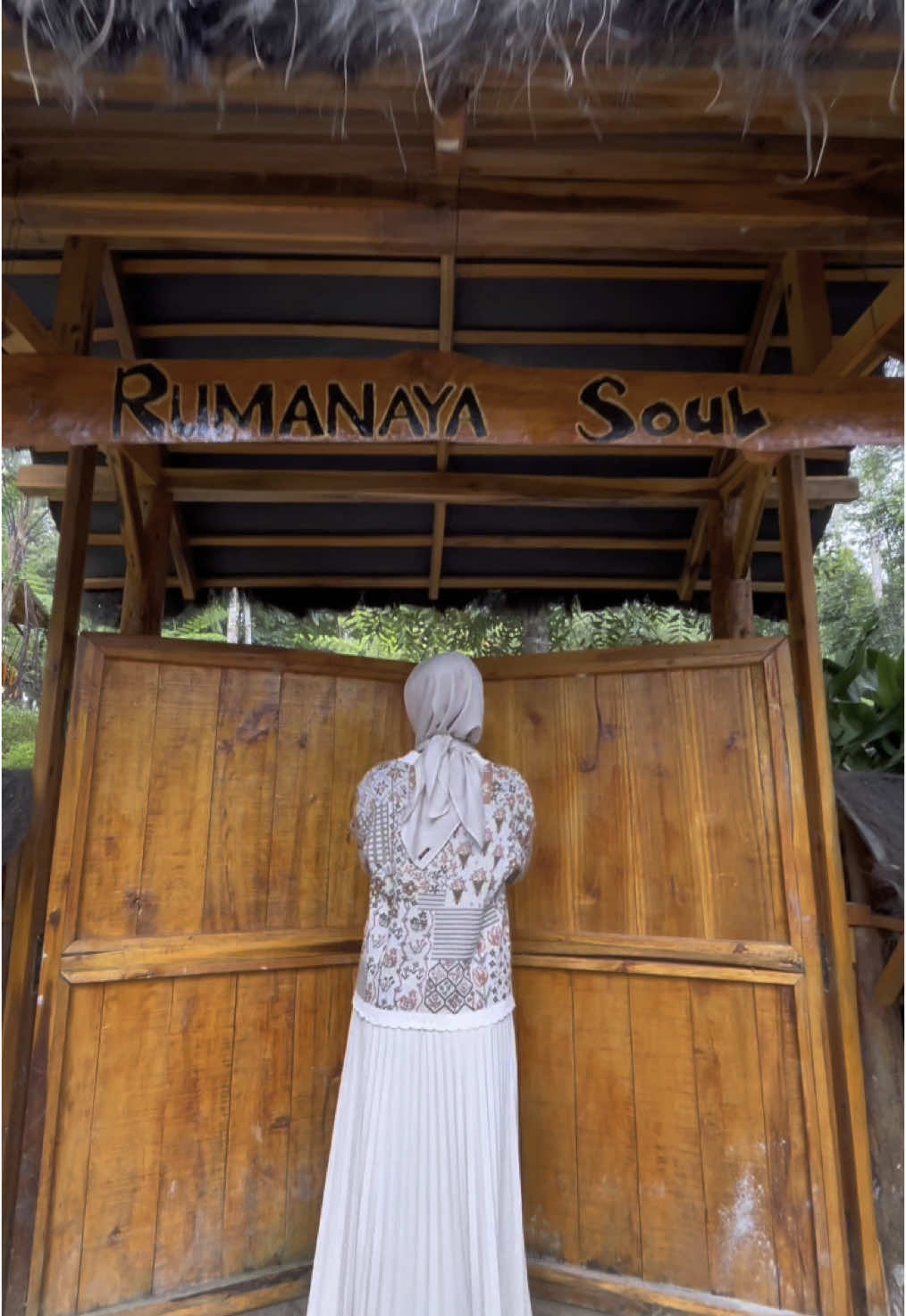Berasa bukan di Sukabumi, suasananya indah banget 🥹❤️@rumanaya_soul  #villa #staycation #villasukabumi #hiddengems #kadudampitsukabumi #curugsawer #situgunungsukabumi 