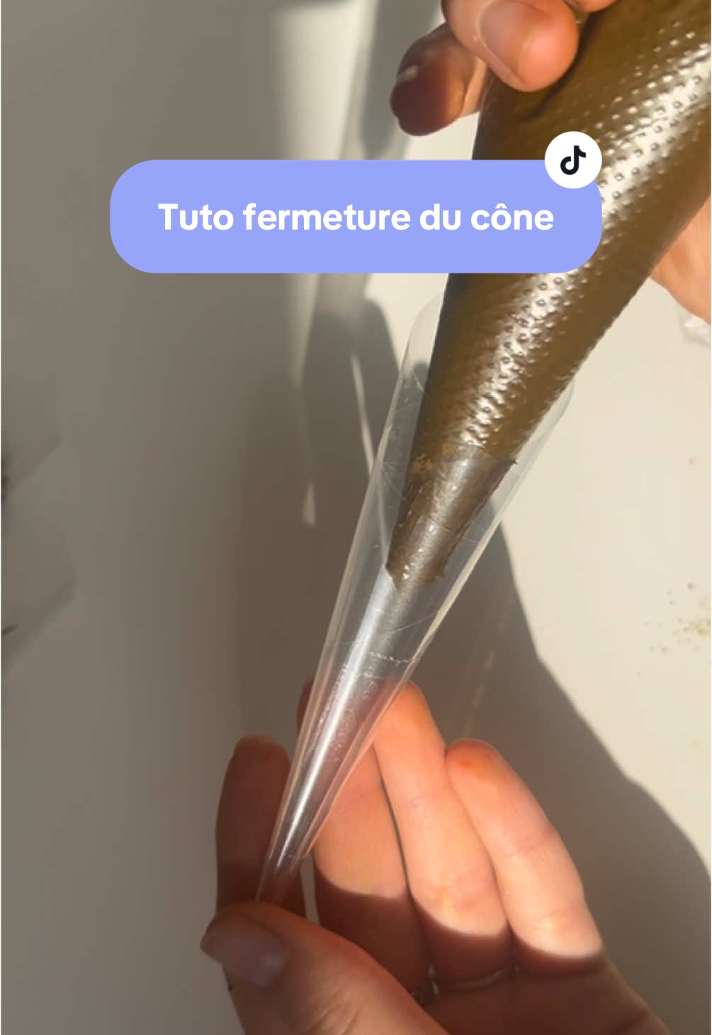 Vous me l’avez demandé, alors le voici : le tuto pour bien fermer ton cône de henné ✨ Je vous fournis la poudre ou la pâte de henna… à vous de jouer pour les remplir comme des pros ! 🍃 Et si t’as la flemme (ou juste pas le temps) mes cônes de henna prêts à l’emploi n’attendent que toi 😌  #henna #pourtoi #fyp #SmallBusiness #hennapaste #ASMR 