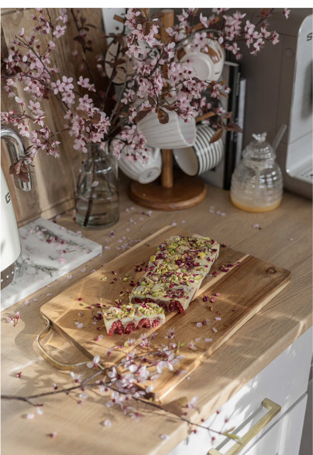 This is your sign to melt some chocolate 🍫🌸   Melted chocolate, fresh raspberries, crushed pistachios and dried rose petals. 2 hours in the fridge and it’s ready 😍   #whitechocolate #chocolatebar #simplerecipe #girlythings #EasyRecipes #pinterestaesthetic #aestheticvideos #aestheticedits #cozyhome #slowliving #vintagekitchen #kitchendecor #asmrsounds #asmrvideo #cherryblossom #sakura #springvibes 