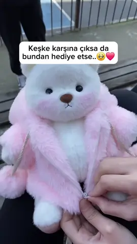 (+2.489 Tatlı Rüya) Bazen dünyadan bir an kaçmak, sadece yumuşacık bir sarılmaya sığınmak istersin... İşte tam o an UykuPof Puffy’lerin büyüsü devreye girer. 💤💖 🧸 %50 İNDİRİM başladı! Sıcacık, huzurlu ve rahat uykular seni bekliyor… Sarıl, bırak dünya dışarıda kalsın. 🥹🫶 #keşfet #uykupof #uyku #peluş #oyuncak #ayıcık #sevgili #aşk #Love 