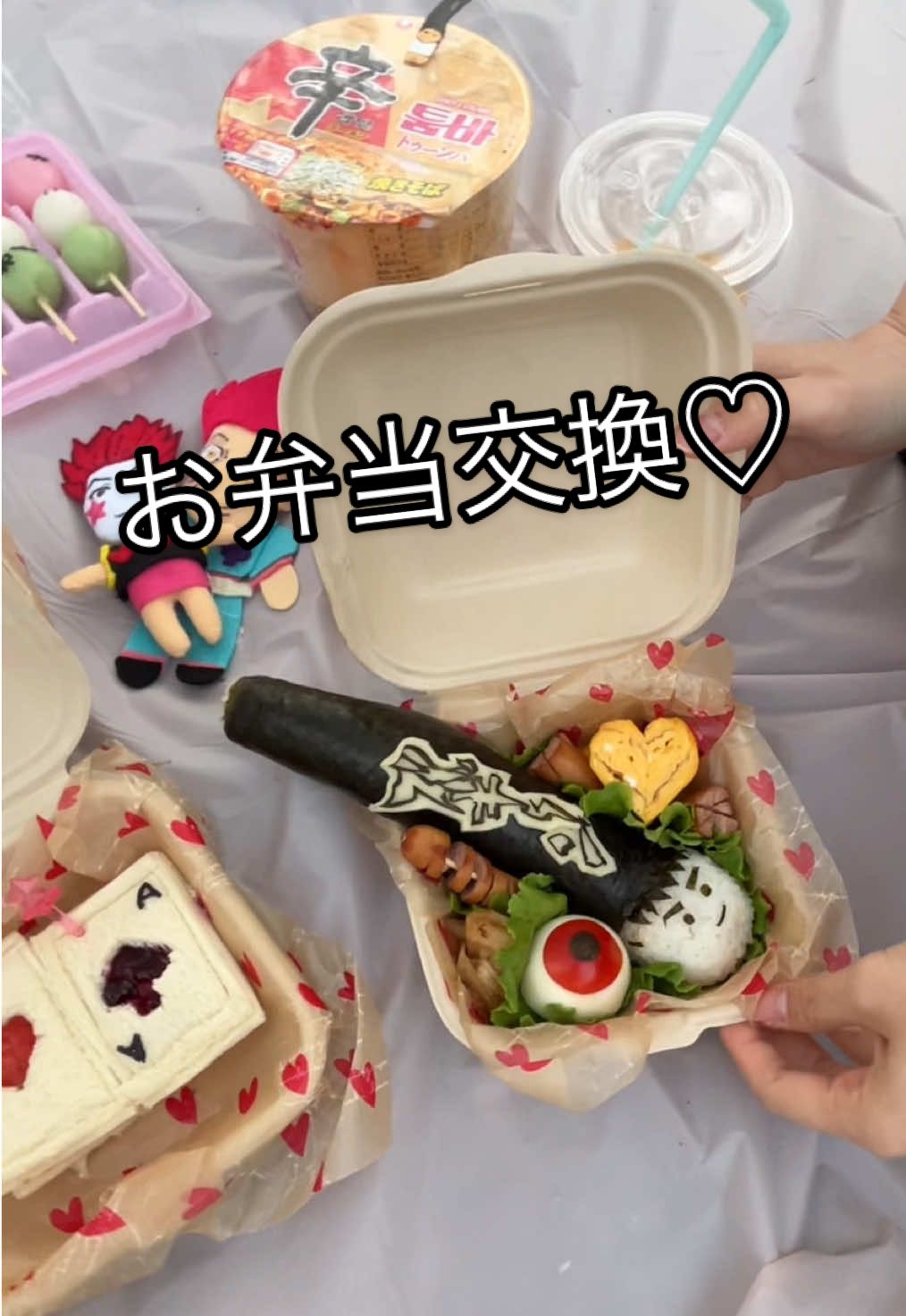 お花見でお弁当交換したら楽しすぎた🌸 ♯ヒソゴンピクニック ♯🐹ボ ♯ズギューンは海苔とチーズで作ったよ ♯緋の目入り ♯パン可愛くてカサカサ ♯トゥーンバお湯なくて食べてないwww #ヒソカ #ゴン #ピクニック #お花見 #デート #お弁当 