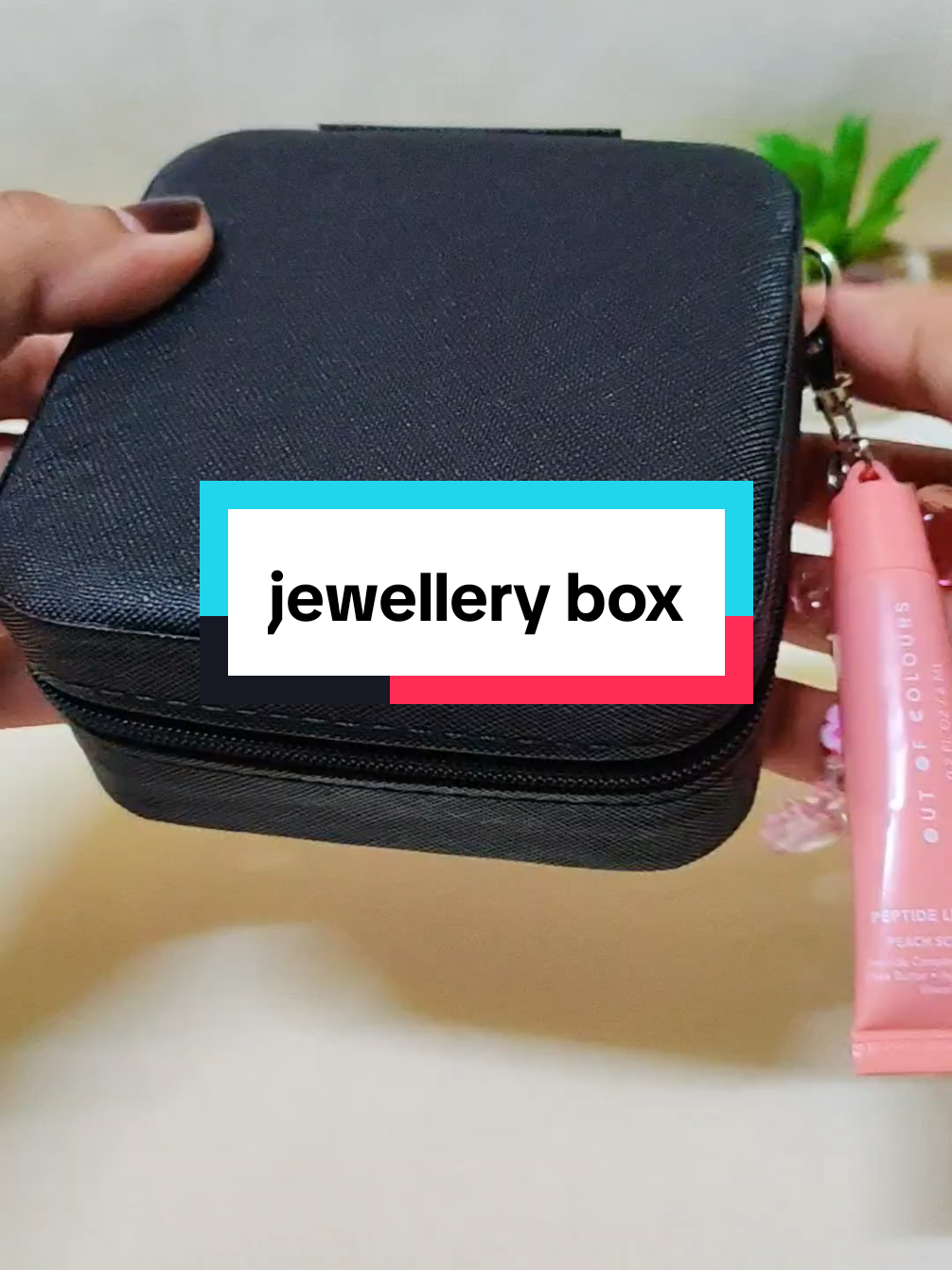senang ada organizer box mcm ni boleh letak barang kemas dan brooch. yg jenis baldu pun lawa #jewellerybox #organizerbox #bekasbarangkemas #fyp #fypage #broochboxtravel #bekaskerongsang 