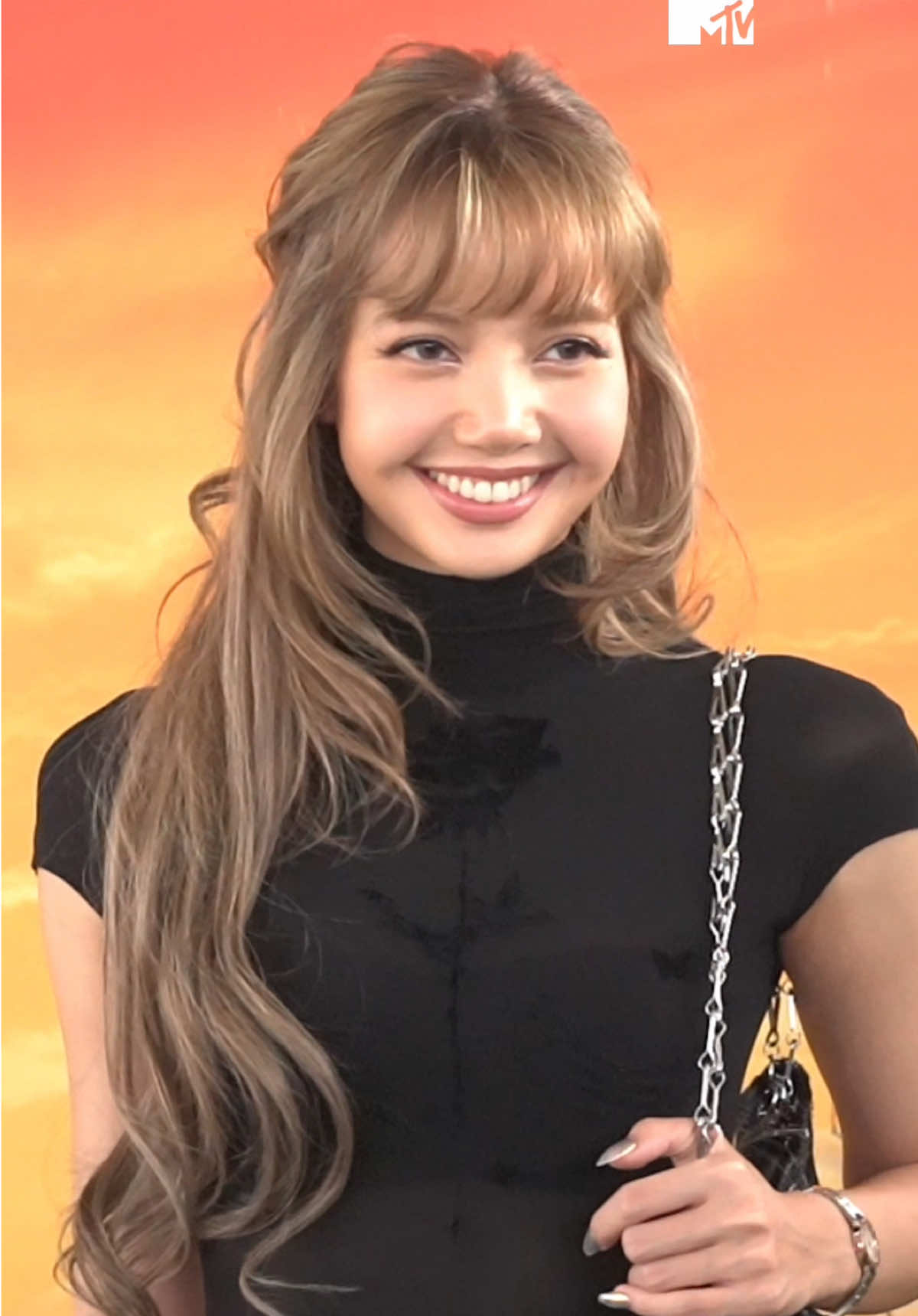 LA LA LA LA LISAAA 🥵 @LISA looking ethereal at Revolve Festival in Coachella Valley 🏜️ #LISA #Lalisa #BLACKPINK #AlterEgo #Coachella2025 #RevolveFestival #MTVCeleb 