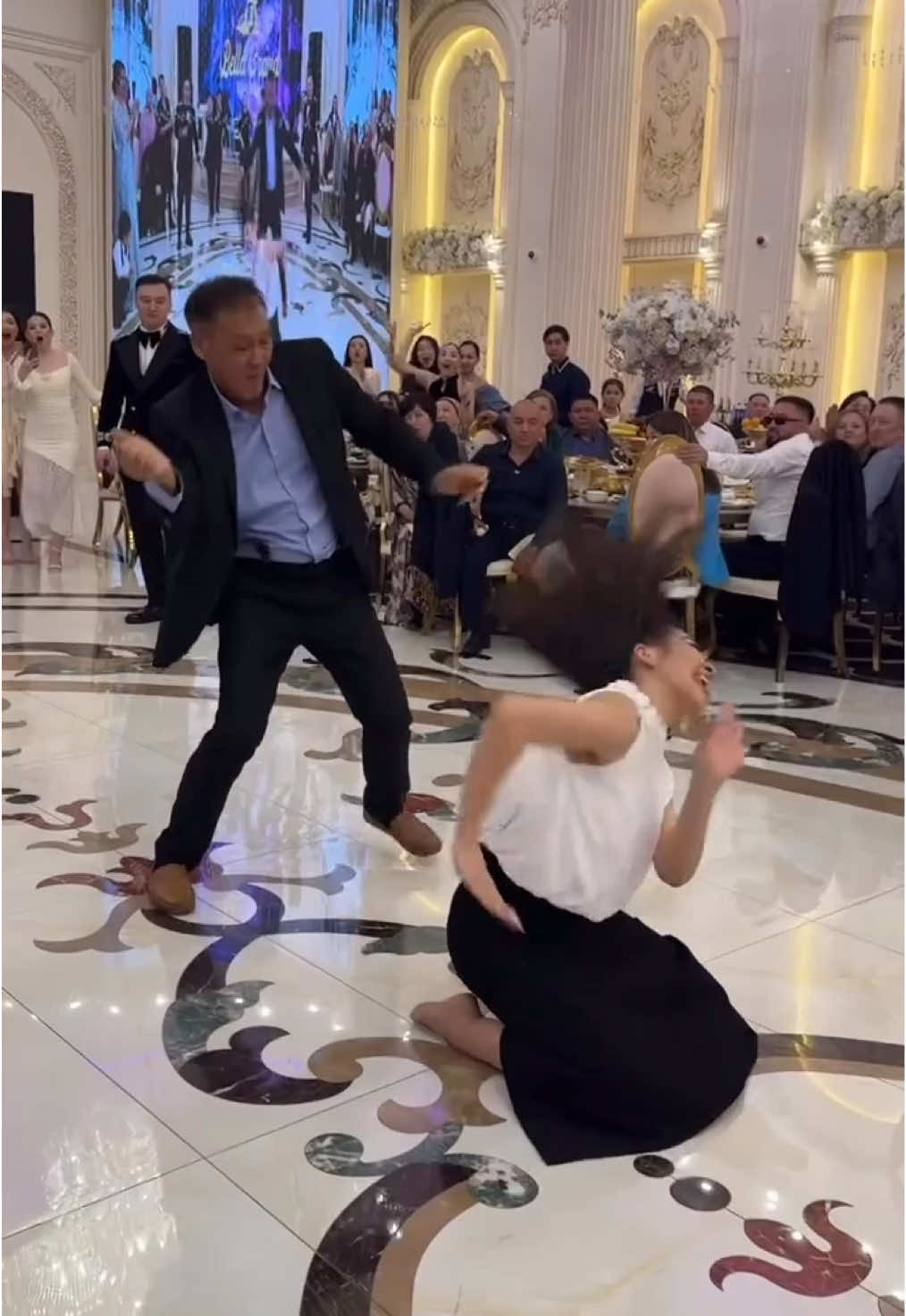 Жастық шақта осылай билеу керек😶😂🤟🏻 #той #узату #конкурс #қазақтыңтойыбітпесін 