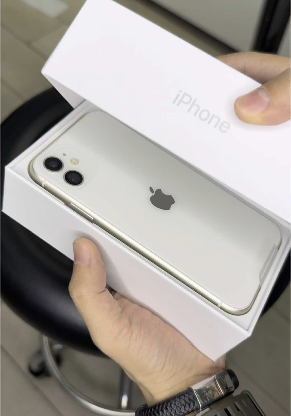 【iPhone 11 128GB | Super Oferta】 Agora por apenas: 19.800 Meticais! Produto 100% original com todos os acessórios: Carregador original + fones com fio incluídos! ⸻ Por que escolher o iPhone 11? ✓ Tela Liquid Retina de 6.1” — imagem nítida e vibrante ✓ Câmera dupla — fotos com qualidade profissional ✓ Chip A13 Bionic — rápido e poderoso ✓ Armazenamento de 128GB — espaço de sobra ✓ Face ID — desbloqueio rápido e seguro ⸻ Promoção por tempo limitado! Estoques limitados — não perca essa oportunidade! Passe na loja para testar ou fazer seu pedido! 📍 Endereço: [ponto final. Antiga movitel] 📱 WhatsApp / Telefone: [858881888] ⏰ Horário: [10:00-17:00] ⸻ #iPhone11 #PromoçãoApple #MaputoPhones #iPhoneOriginal #OfertaTech #Moçambique