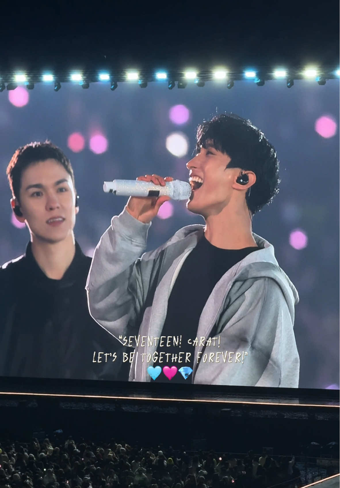 “SEVENTEEN! CARAT! LET’S BE TOGETHER FOREVER!” words of affirmation 🥹🩵🩷💎 @SEVENTEEN  #SVTinCARATLAND #seventeen #seventeencaratland #svtcaratland #캐럿랜드2025 #세븐틴 