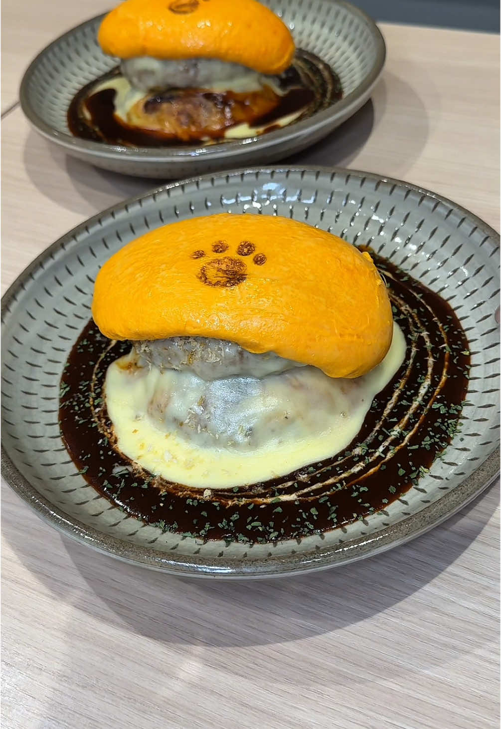 ふわとろのハンバーグオムライス！ ハンバーグオムライス2000円 チーズトッピング 200円 鉄板で作る神業オムライスが食べられるお店！ 絶妙な火入れで表面がツルッとしたオムレツにハンバーグを加えたオムバーグが絶品！ 🍚店名: はんばーぐ＆おむらいすのお店いくら渋谷店 住所: 東京都渋谷区円山町5-3MIEUX渋谷1階 最寄駅:渋谷駅徒歩5分 営業時間：11:30〜15:00 17:30〜21:00 定休日：無休 #東京グルメ#Japanesefood#tiktokfood