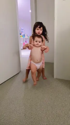 Sekarang aktiv banget gangguin Kimberly main 😂 sampai dia jengkel 