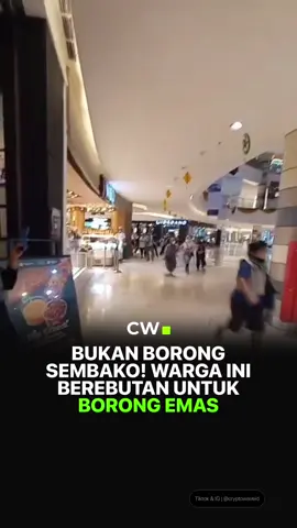 Tertangkap kamera warga Cibinong sedang beramai-ramai untuk memborong Emas. Menurut beberapa sumber, warga ini rela antri dari jam 3 pagi untuk membeli emas. Video: Istimewa via Radar Bandung #emas #ekonomi #indonesia