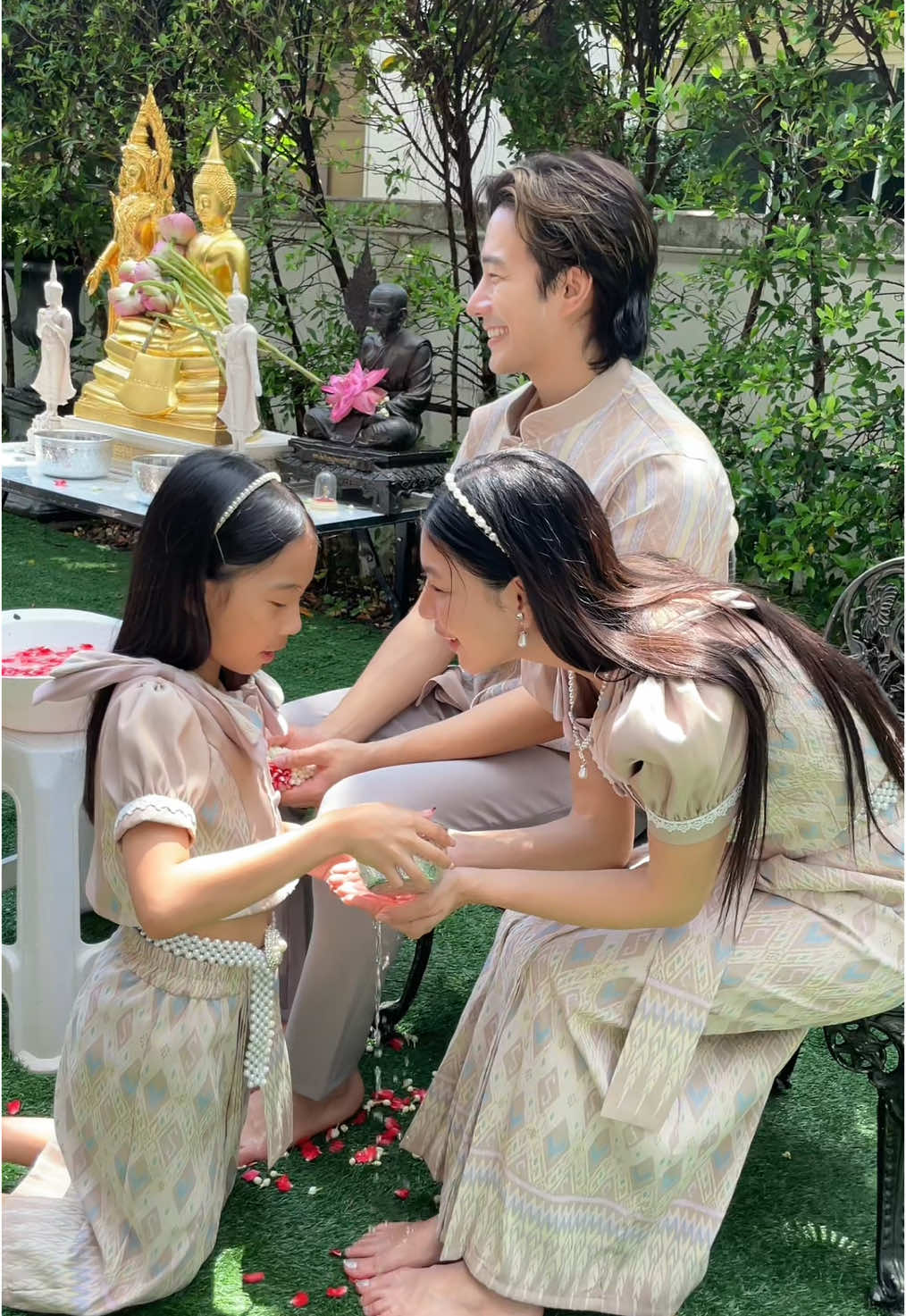 ประเพณีการเห็นคุณค่าของกันและกัน การรู้จักให้เกียรติกัน ขอบคุณกัน ระลึกถึงกันและทุกอย่างที่ดีของเด็ก…จะเริ่มต้นจากครอบครัว สุขสันต์วันสงกรานต์จากบ้านบางพลีของเรานะคะ 🙏🏻