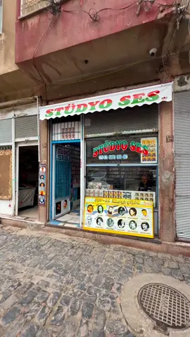 Diyarbakır’ın Sur ilçesinde 20 metrekarelik dükkanında 55 yılı aşkın bir süredir kasetçilik yapan Muhittin Akbey 40.000 albümlük kaset koleksiyonu oluşturdu. 70’lerin müzik dünyasını bugüne taşıyan Akbey sadece Diyarbakır’ın değil Türkiye’ninde en eski kasetçi konumunda. Türkiye’de kaset kültürünü ayakta tutmak için çaba gösteren Muhittin Akbey “1970’te Stüdyo Ses’i kurduk Biriktirdiğim 40.000 tane albüm var. Geçmişten bugüne kadar çıkan bütün kasetler elimizde mevcut. Benim amacım destek gelirse biriktirdiğim kasetler için bir Kültür Evi yada bir müze kurmak. Devlet sahip çıkarsa bu mesleğe, bizde ömrümüzün yettiği kadar yürütürüz” #diyarbakir #diyarbakır🛤 #diyarbakırsur #sur #kaset #kasetci #cassette #ahmetkaya #muslumgurses #ferditayfur #hakkıbulut #sanatcılar #gazete #ibo #muslumbaba #dengbêj #ferhattunç #kızılırmak #hakkıbulut #diyarbakırsokakları #iphonevideography #cinematic #cinematicvideo #iphone16promax #osmomobile6 #om6 #djitürkiye #dji