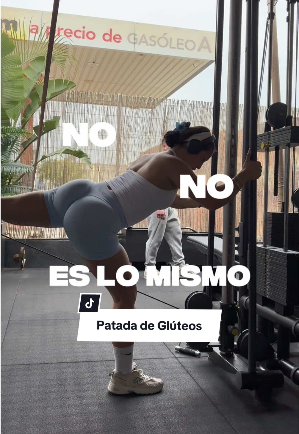 Un buen ejercicio Analítico para finalizar tu rutina de Glúteos, es la patada de Glúteos. Aprende las diferencias entre la patada convencional, a la patada pasando el pie 😱 #glutes #gluteskick #glutestips #gymtips #gymtipsforwomen #tip #fitnesstips #tips #gymtipsforbeginners #kick #diferencias 