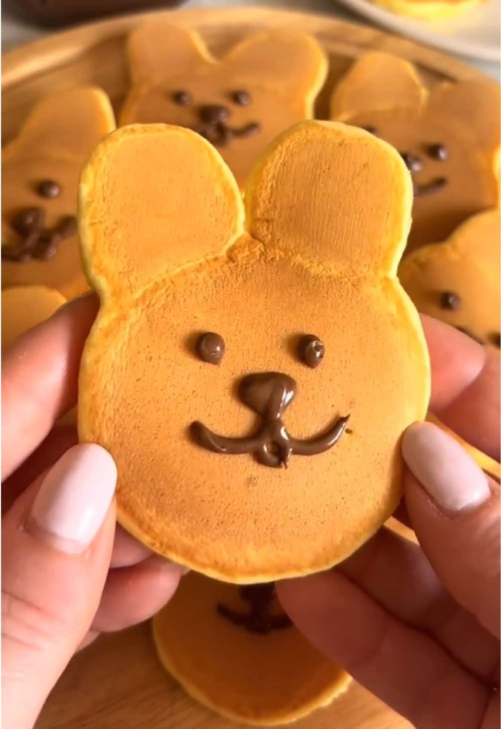 Bunny pancakes 🐰🥞 perfetti per Pasqua 🪺 Ricetta: Ingredienti: - 160 gr farina 00 - 5 gr lievito per dolci - 35 gr zucchero _ 2 uova _ 125 gr latte - 15 gr olio - nutella Mescolate con una frusta le uova con lo zucchero poi aggiungete le polveri setacciate e piano piano i liquidi mescolando. Su una padella calda antiaderente cuocete i pancakes a forma di coniglio bene da entrambi i lati. Decorate con Nutella!! #pancakes #pancake #rabbit #rabbitpancake #perteeee #foodtrend #bunny #bunnypancake #easter #easterpancakes #pancakepasqua  #brunch #brunchtok #EasyRecipe #nutella #nutellapancake #fyp #perte #andiamoneiperte 