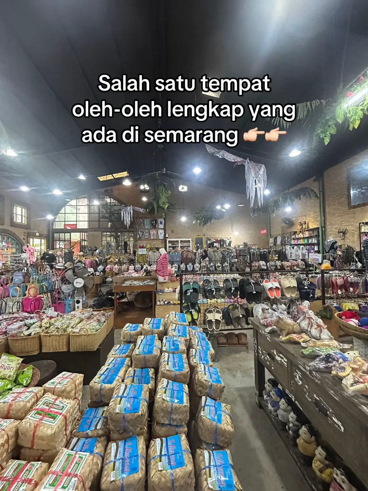 Salah satu tempat  oleh2 lengkap yang ada di semarang  #oleholehsemarang #kulinersemarang #koetatoeasemarang #fyp #fyppage #jajanansemarang 