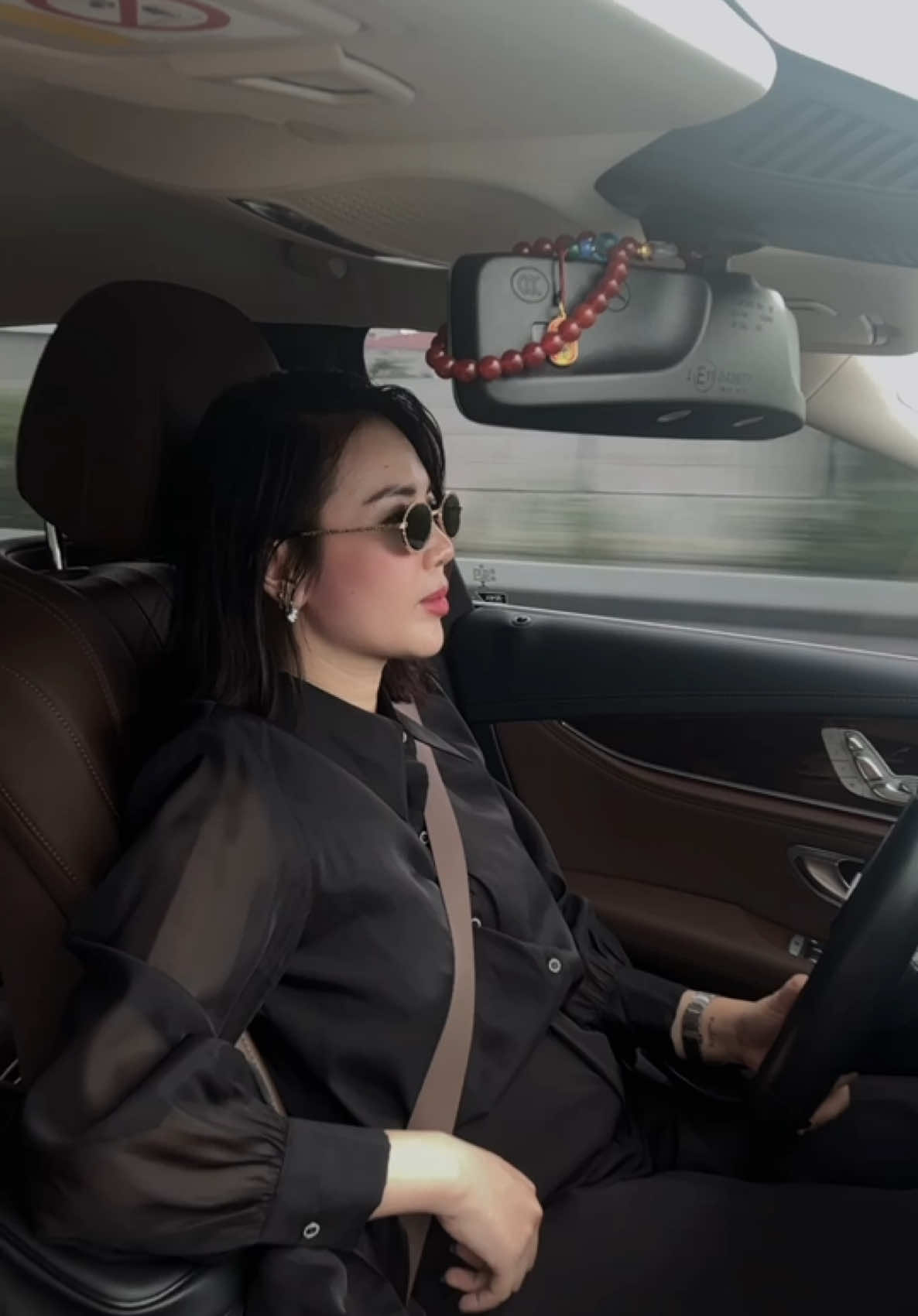 Cuối tuần anh chị em lái xe về hanoi chưa ạ. Mai thứ 2 rồi #AnTong #laixengau #fashion #visual 