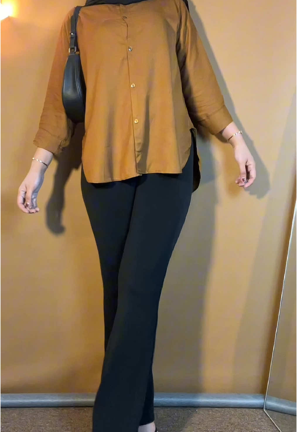 Rekomendasi kemeja adem serap keringat nyaman dipake pokoknya. Size L yg aku pake di bb 63 tb 164 sgtu kak. Best poll wajib punya warna ini cakep 😍😍 #rekomendasi #outfit #OOTD #fyp #kemeja 