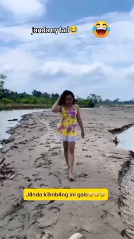 padahal dia ituh pura2 lari😂😂 #hiburanlucu #hiburantiktok #trendingvideo #kocak #bodorsunda #komedi #vidioviral #sundalucu #hiburan #ngakak #funny #lucu #viral #fyp 