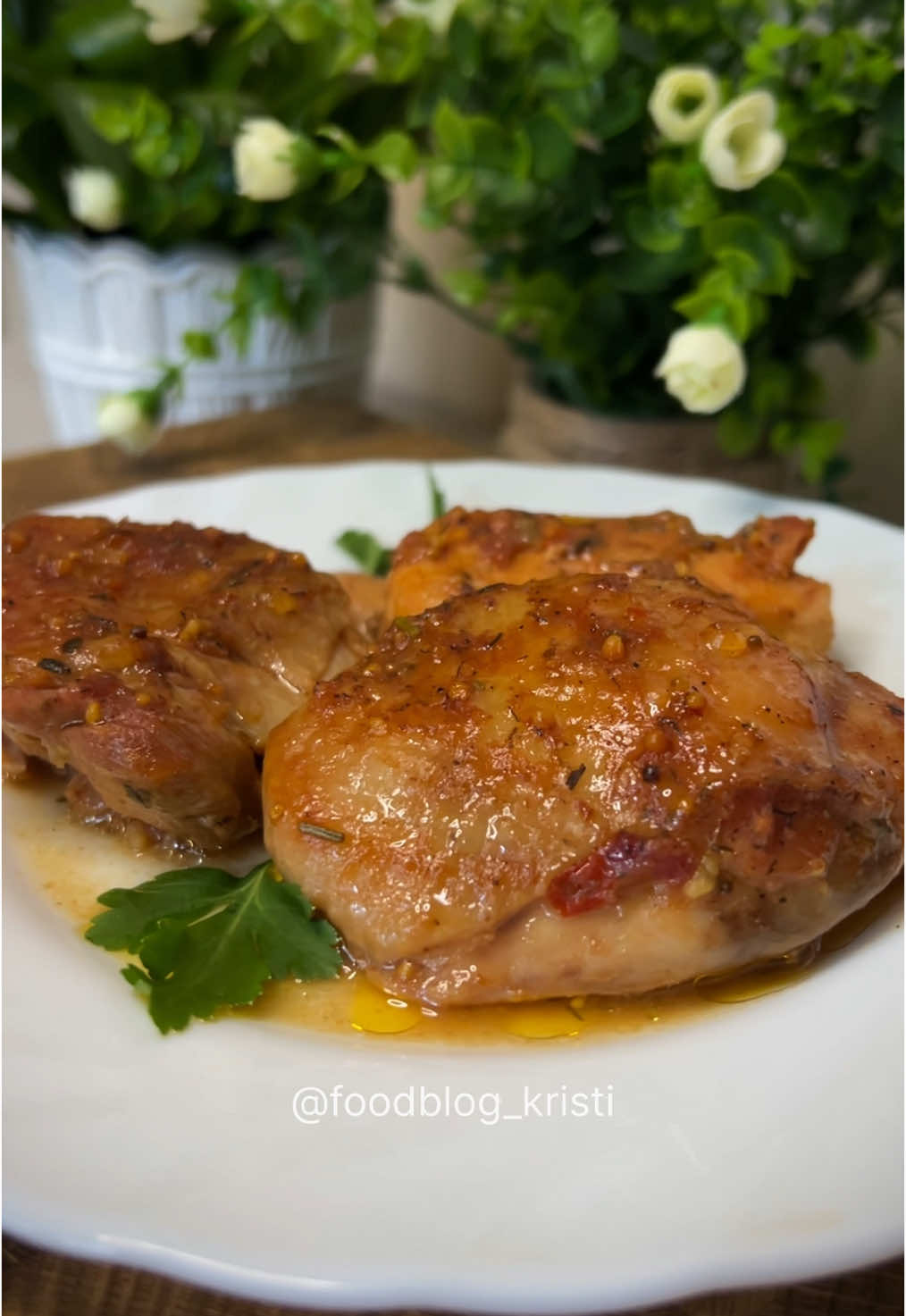 Навіть куряче філе виходить дуже ніжне і соковите🤤  Курка в соусі сацебелі🔥 Інгредієнти: •куряче мʼясо 1,3 кг (у мене стегна і філе) •гірчиця зернами 1 ст.л •теріякі 1 ст.л •соус Сацебелі Щедро 4 ст.л •часник 5 зуб •сіль, перець, спеції до курки В рецепті використовую новинку - соус Сацебелі від Щедро. Цей соус точно став моїм фаворитом, адже він дуже смачний і пряний👌🏻 Приготування: До мʼяса додати сіль, спеції, гірчицю, теріякі та сацебелі. Гарненько перемішати і втерти маринад у кожен шматочок. Накрити плівкою і маринувати 1-2 години.  По закінченні часу знову перемішати мʼясо. Потім викласти його у форму, накрити фольгою і готувати в розігрітій до 180 градусів духовці 45 хвилин. Зняти фольгу і запікати ще хвилин 15-20 до румʼяної скоринки.  Смачного🤗 #курочка #вечеря #рецепти 