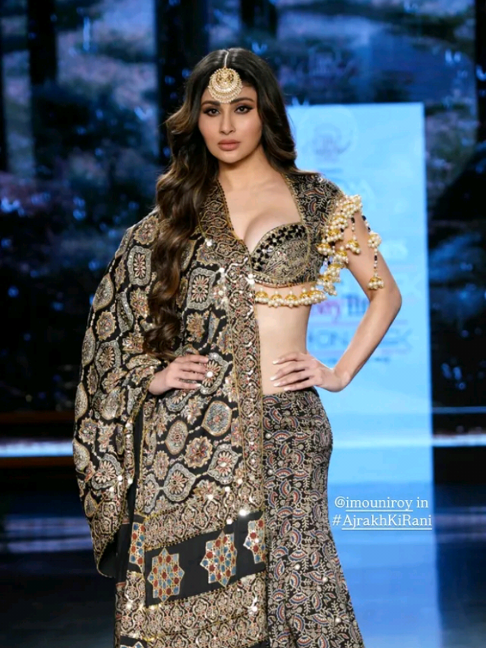 EMANG AURANYA GA MAEN-MAEN DAHH🤜🔥🔥 #mouniroy #bollywood #naagin #tellywood #india #fyp #xyzabc #viral #foryoupage #trending #habibi #arabicsong 