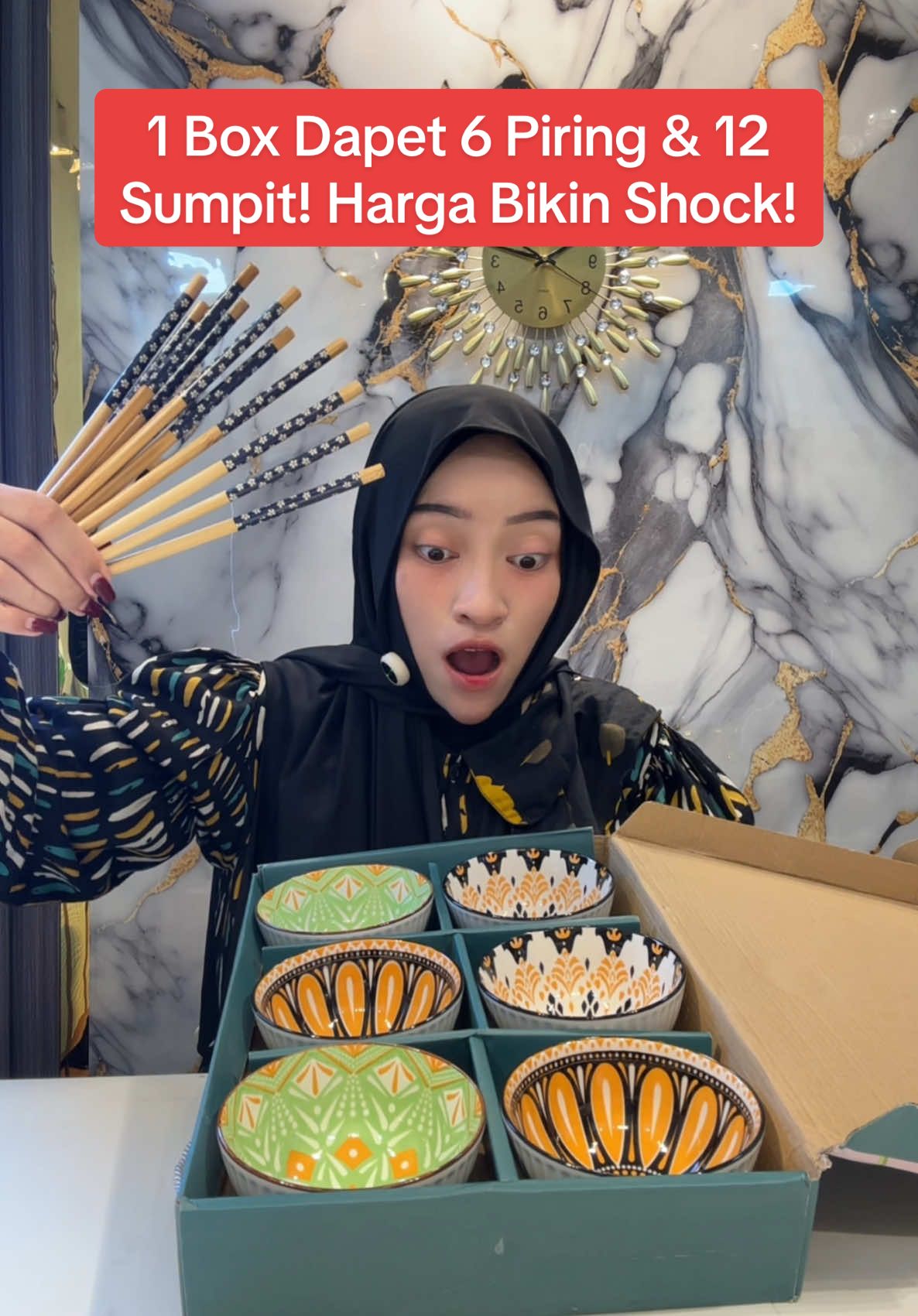 1 box isi 6 piring keramik mewah, plus dapet 12 sumpit sekaligus! Cocok banget buat dipake pribadi, dijadiin pajangan di rak kaca, atau dikasih kado ke orang tersayang. Desainnya mewah, packing-nya rapi, bonusnya banyak — ini sih bukan sekadar piring, ini investasi gaya hidup! Cuma yang gercep yang dapet. Cek keranjang kuning sekarang sebelum kehabisan!. . Disclaimer: Harga dapat berubah sewaktu-waktu tanpa pemberitahuan sebelumnya karena adanya diskon, flash sale dari toko maupun TikTok yang dapat berubah secara dinamis. Pastikan cek langsung di keranjang kuning untuk melihat harga terbaru!. . #hampers #idekado #piringkeramik #mangkokkeramik #hampersmurah  #wibgajian #Gebyarbelanjafebruari #cuantanpabatas #ramadanekstraseru 