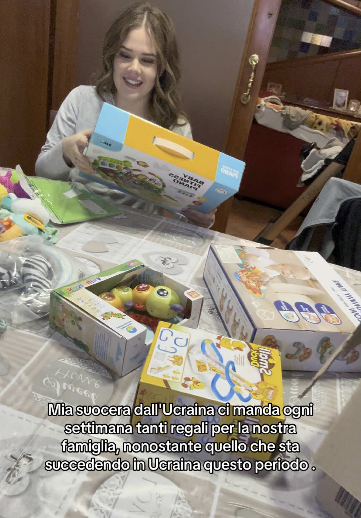 Mia suocera dall'Ucraina ci manda ogni settimana tanti regali per la nostra famiglia, nonostante quello che sta succedendo in Ucraina questo periodo . #famiglia #suocera #nonna #nipoteJames #coppia 