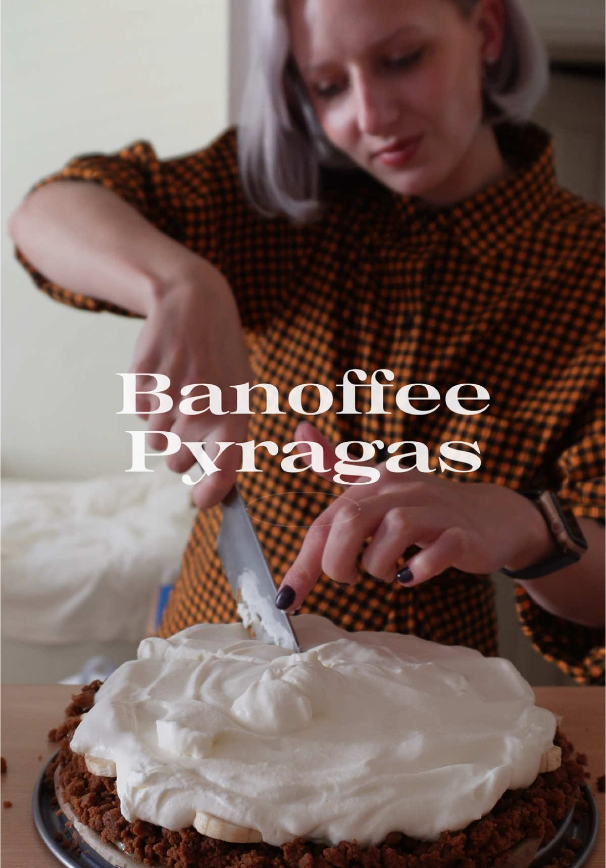 Banoffee pyrago receptas, kurio nesugalvojau pati ir kartais net nesugebu tiksliai laikytis, bet patikėkit – vis tiek išeina pasakiškai. 225 g kvadratinių sausainių  100 g tirpinto sviesto 1 skardinė (397 g) karamelizuoto sutirštinto pieno 2 bananai (375 ml) riebios grietinėlės (60 g) culraus pudros Viskas